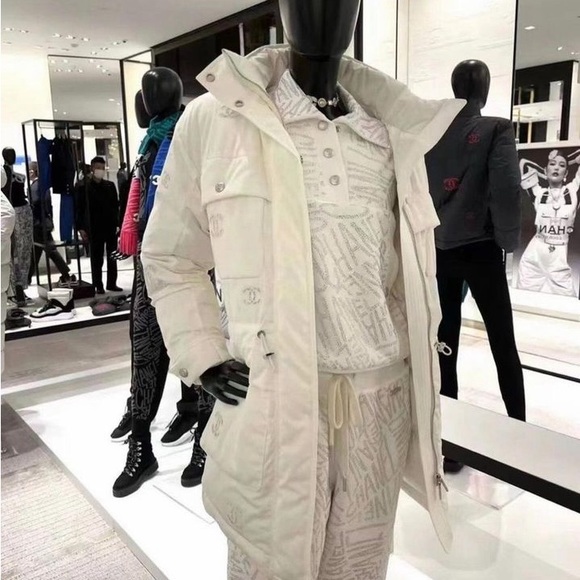 CHANEL 2021 Coat Jacket CC Logo White Padded Down Puffer Hooded size 36 - Picture 12 of 13